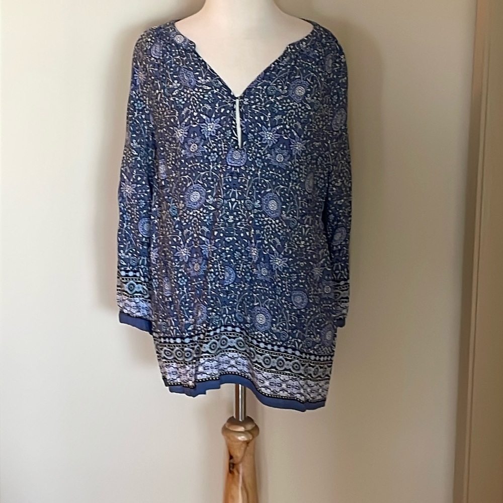 EUC~Lucy & Laurel Women’s Small 3/4 Length Sleeve Blue V~Neck Decorative Blouse